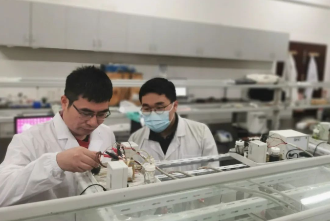 贾传坤团队新一代高能量密度中性铁硫液流电池体系取得重大突破