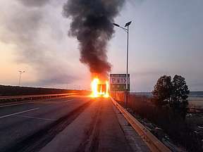 损失上百万 20吨电池高速起火