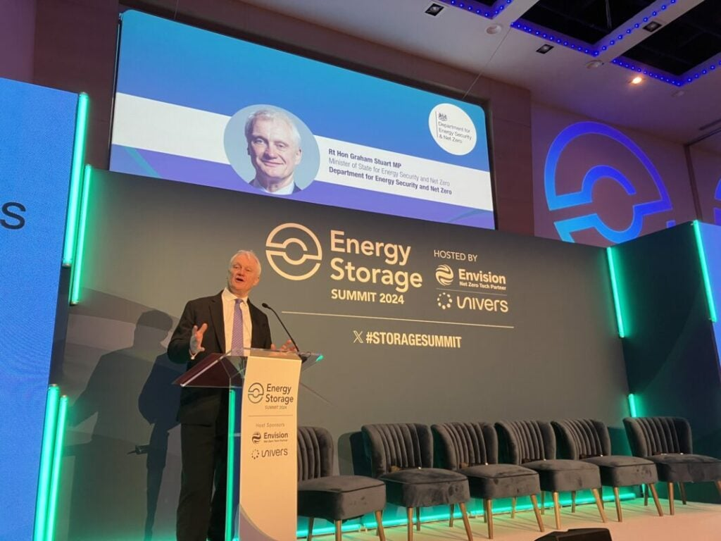 英国气候变化和能源国务大臣Graham Stuart在Solar Media活动开幕式上发表主旨演讲