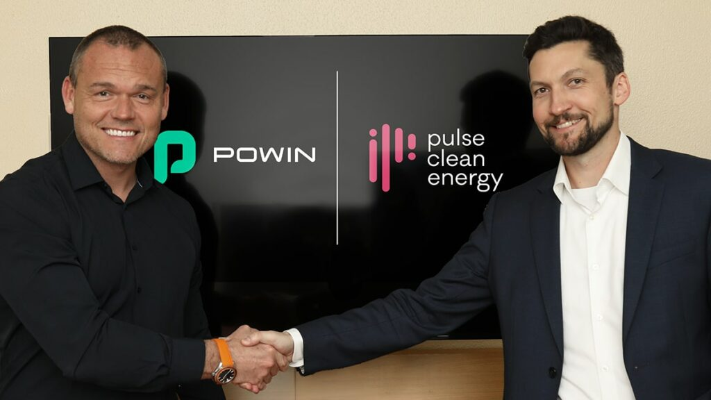 Powin公司总裁Anthony Carroll（左）和Pulse Clean Energy公司首席执行官Trevor Wills在伦敦举办的2024年储能峰会上达成交易